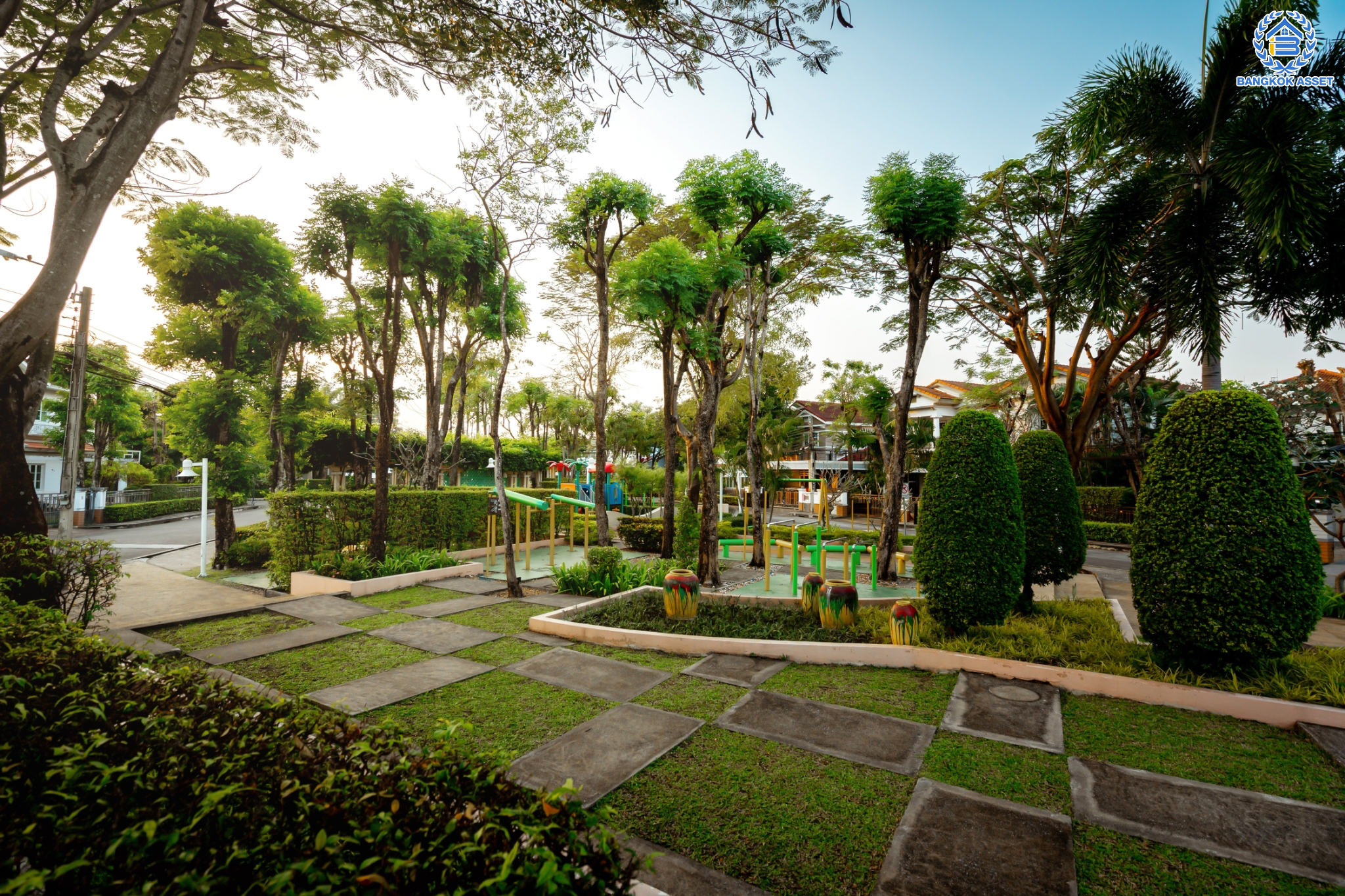 บ้านมือสองตกแต่งใหม่ ม.มัณฑนา วัชรพล-รามอินทรา1 เนื้อที่ 71.5 ตร.ว. ฟังก์ชัน 3 ห้องนอน 3 ห้องน้ำ จอดรถได้ 4 คัน พร้อม Living Room กว้างขวาง บนทำเลใจกลางเมือง! เชื่อมต่อทั้งถนนเกษตร-นวมินทร์, ลาดพร้าว, รัชโยธินฯ ใกล้ทางด่วนรามอินทรา และรถไฟฟ้าสายสีน้ำตาล "สถานีโรงเรียนสตรีวิทยา2